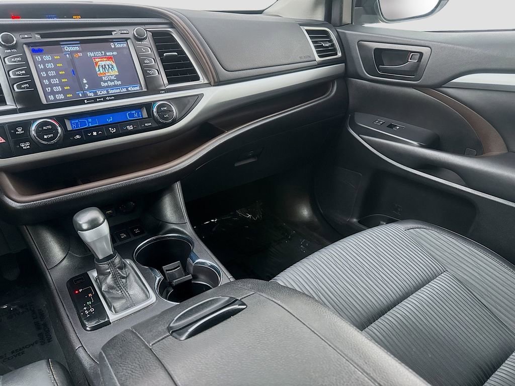 Used 2019 Toyota Highlander Plus AWD/4WD image 25