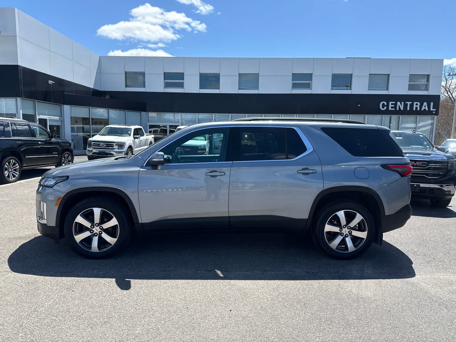 Used 2023 Chevrolet Traverse LT w/ LT Premium Package AWD/4WD image 2