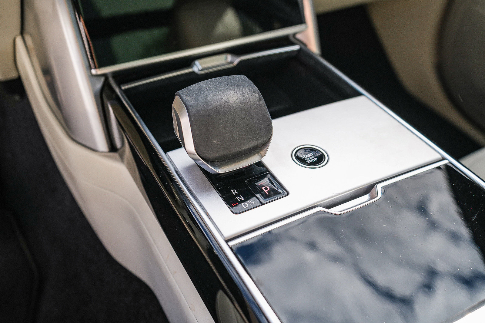 Certified 2025 Land Rover Range Rover SE image 21