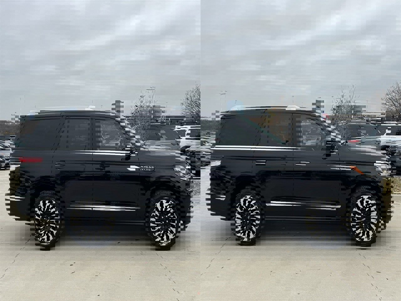 Used 2024 Lincoln Navigator Premiere image 3