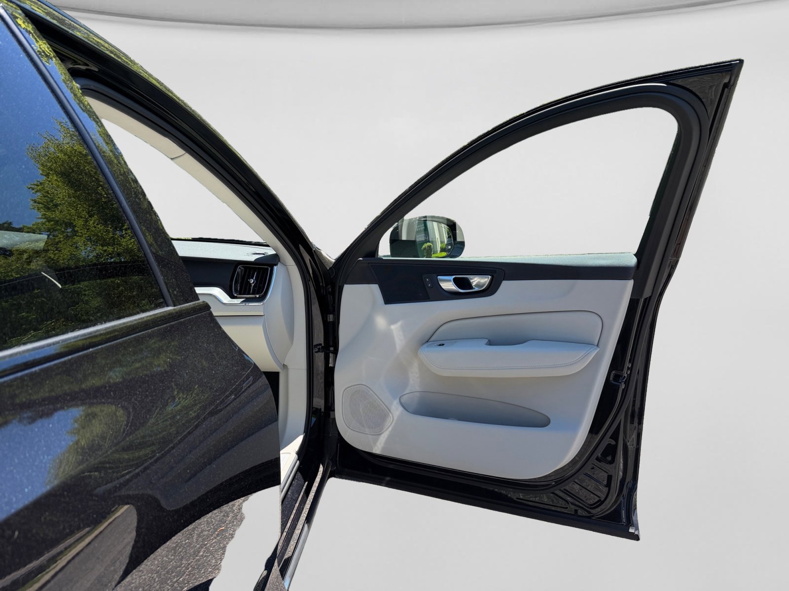 Used 2024 Volvo XC60 B5 Core AWD/4WD image 24