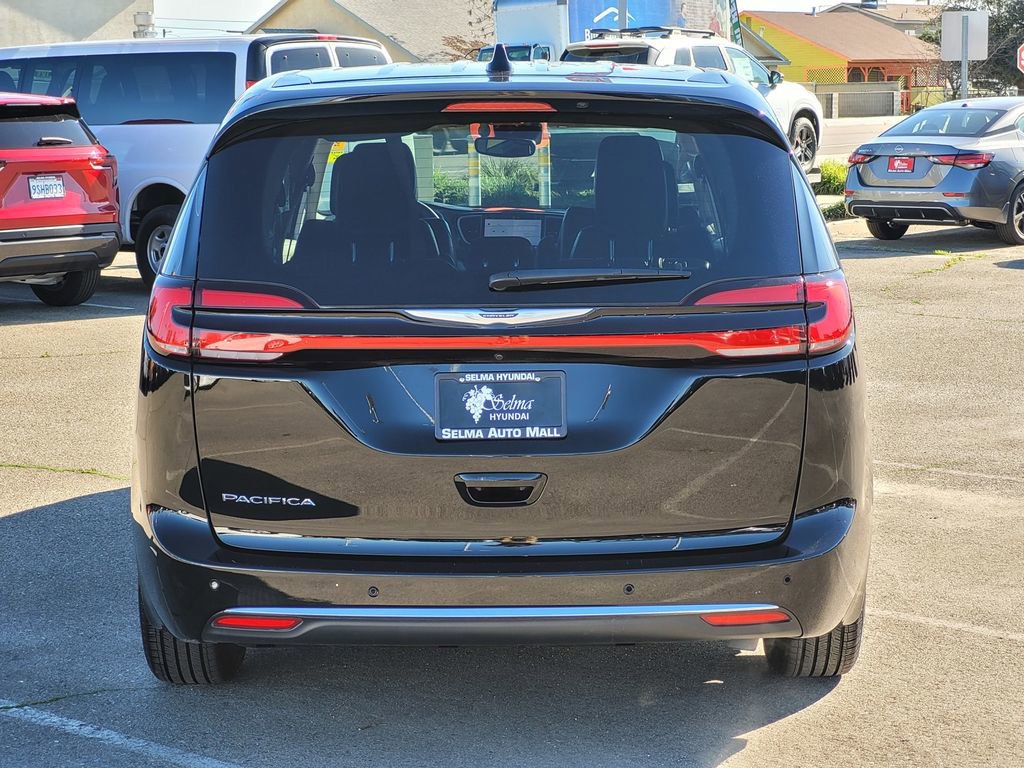 Used 2024 Chrysler Pacifica Touring-L image 6