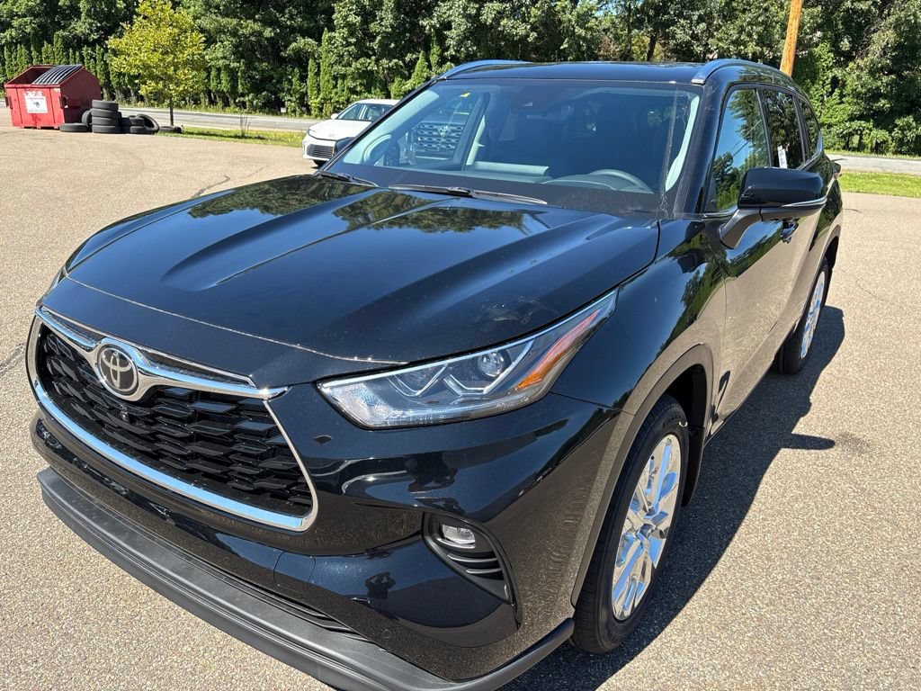 Used 2026 Toyota Highlander Limited AWD/4WD image 2