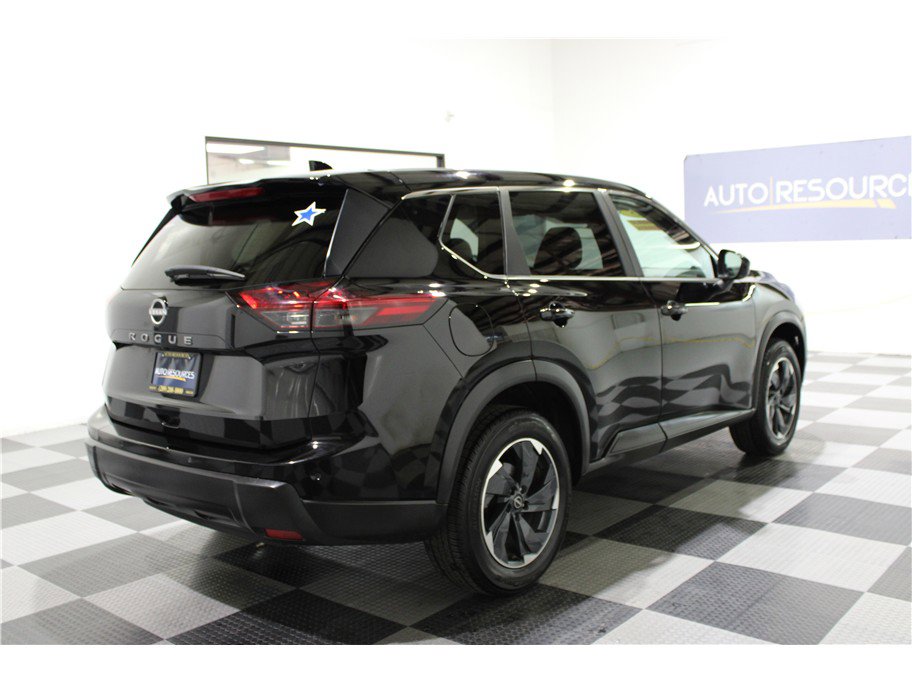 Used 2025 Nissan Rogue SV image 4
