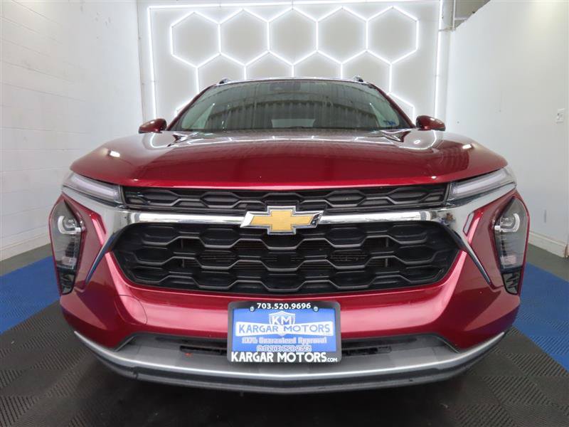 Used 2025 Chevrolet Trax LT w/ LT Convenience Package FWD image 3