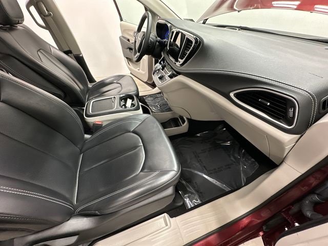 Used 2023 Chrysler Pacifica Touring-L image 21