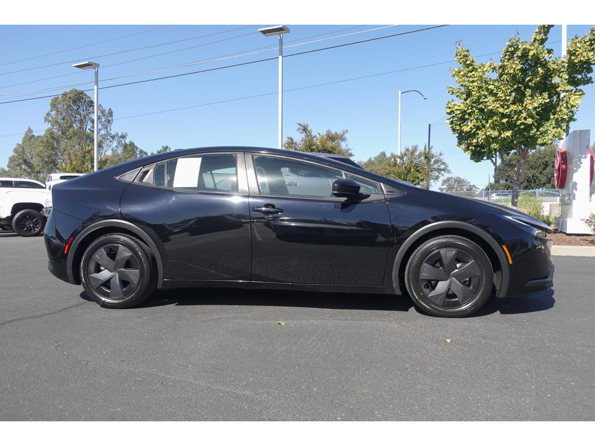 Used 2024 Toyota Prius LE FWD image 2