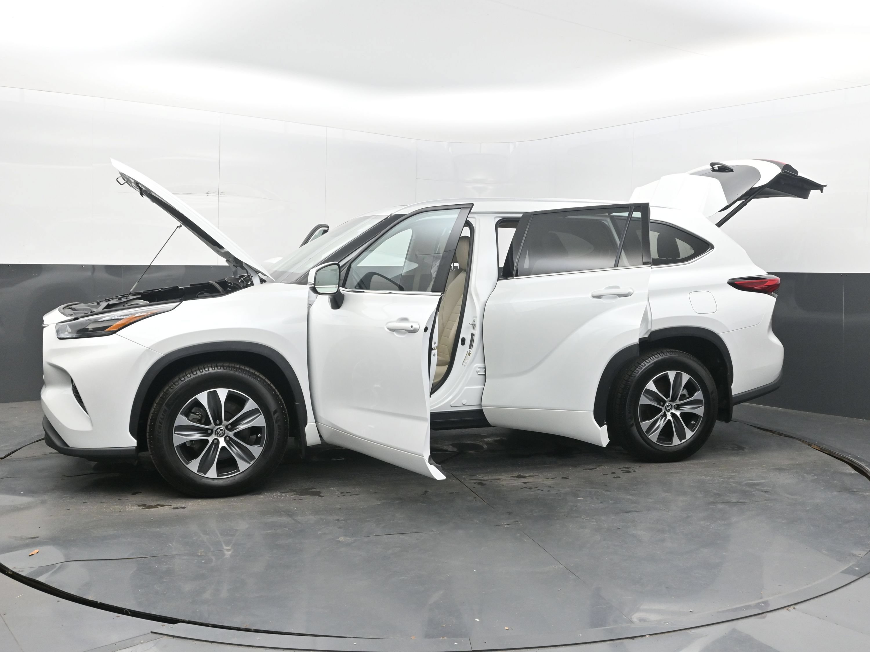 Used 2022 Toyota Highlander XLE AWD/4WD image 42