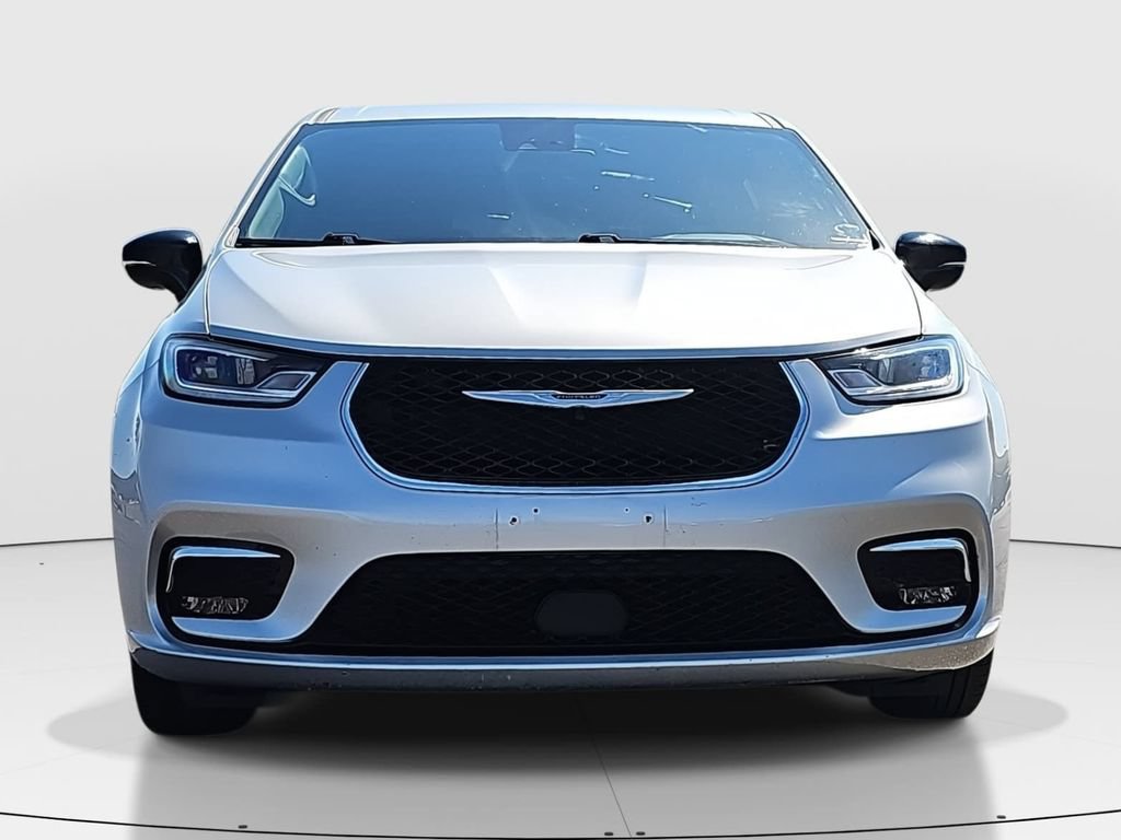 Used 2024 Chrysler Pacifica Touring-L FWD image 2