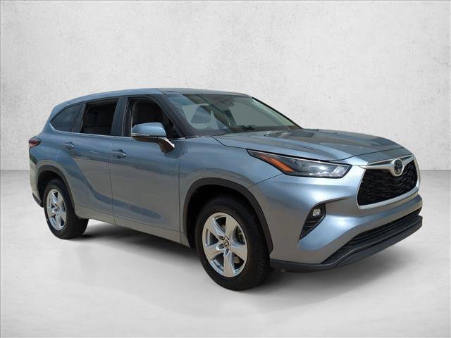 Used 2024 Toyota Highlander LE FWD image 3