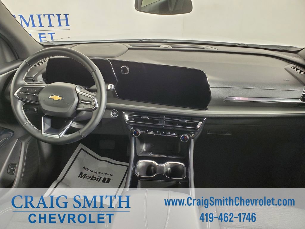 Used 2025 Chevrolet Traverse LT FWD image 17