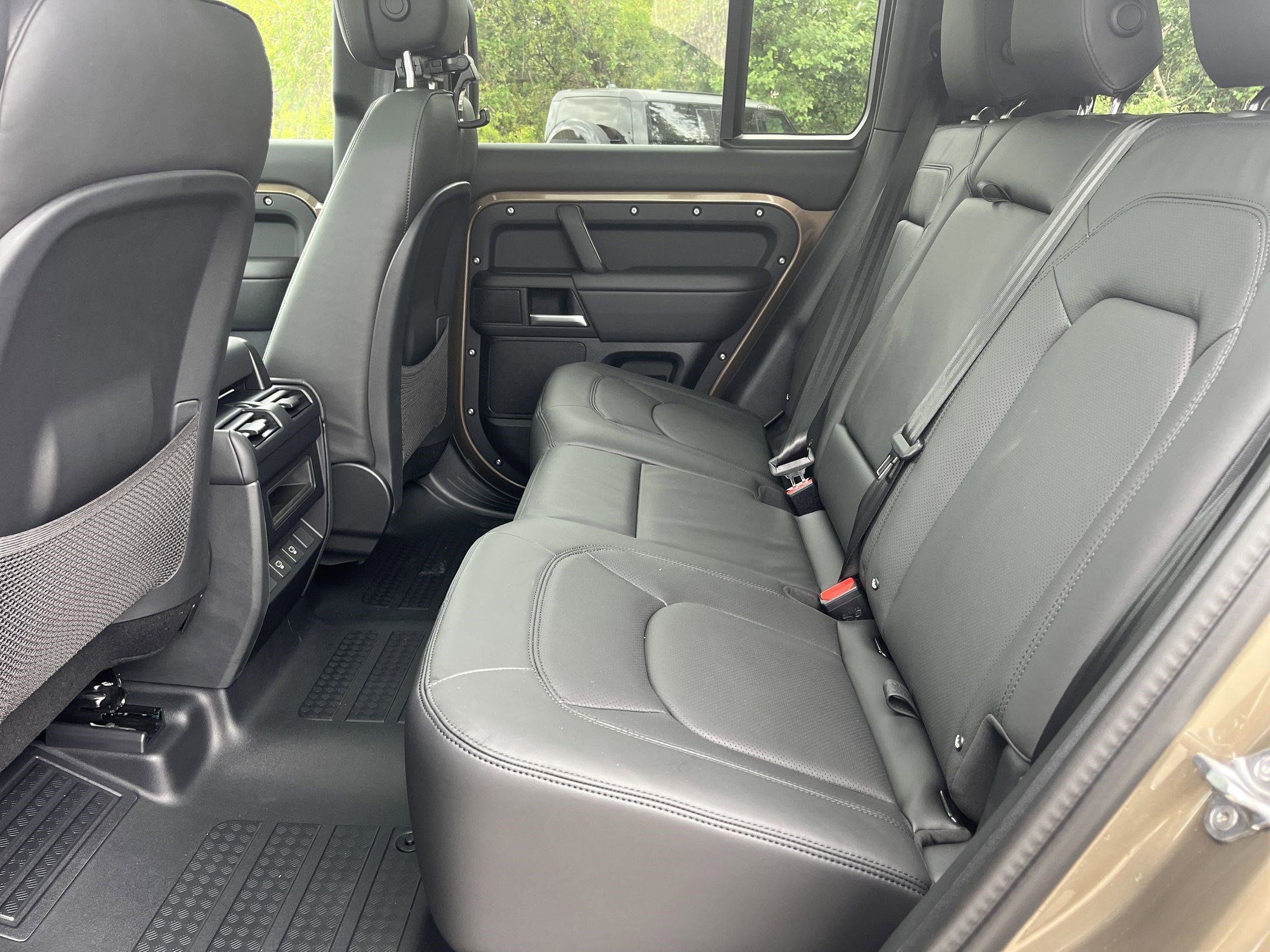 Used 2025 Land Rover Defender 110 X-Dynamic SE image 12