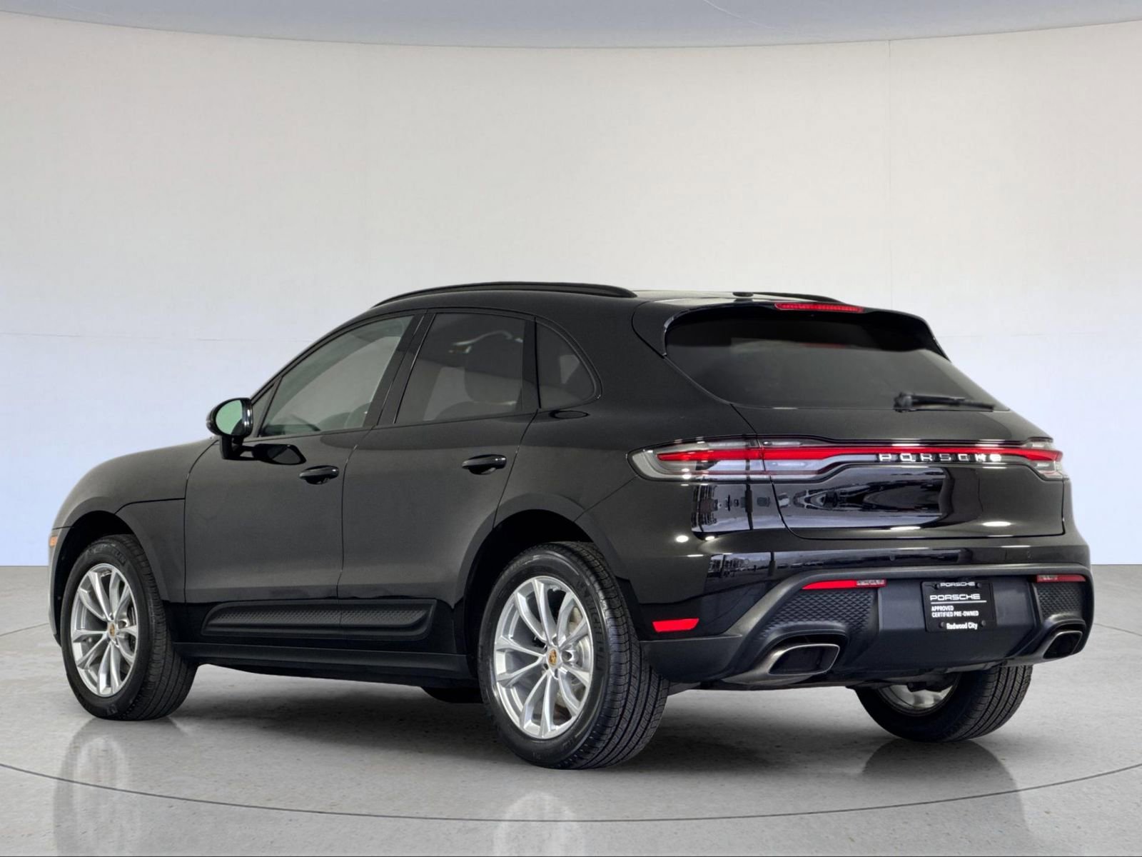 Certified 2023 Porsche Macan image 3