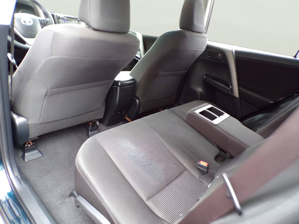 Used 2018 Toyota RAV4 LE image 17