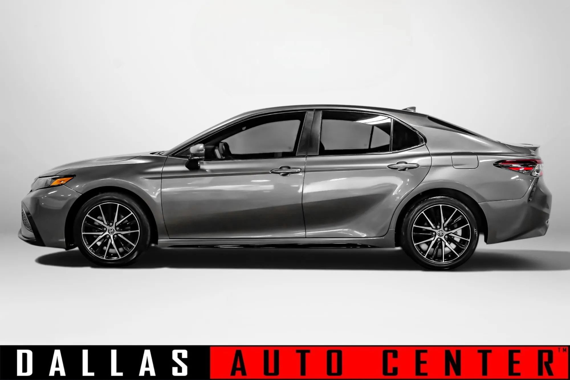 Used 2022 Toyota Camry SE FWD image 7