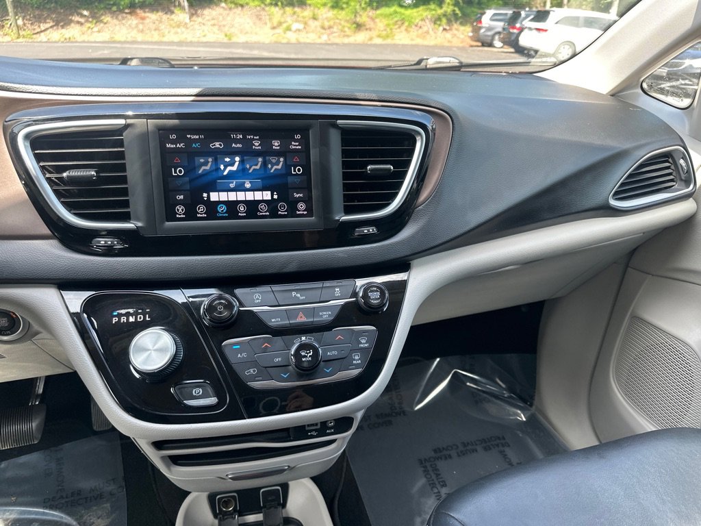 Used 2019 Chrysler Pacifica Touring-L image 28