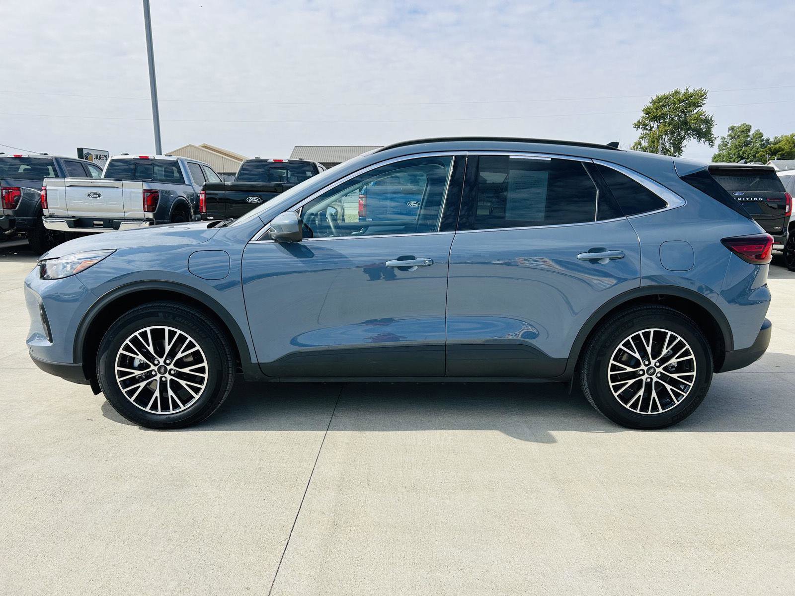 Used 2025 Ford Escape SE w/ PHEV Premium Package image 40