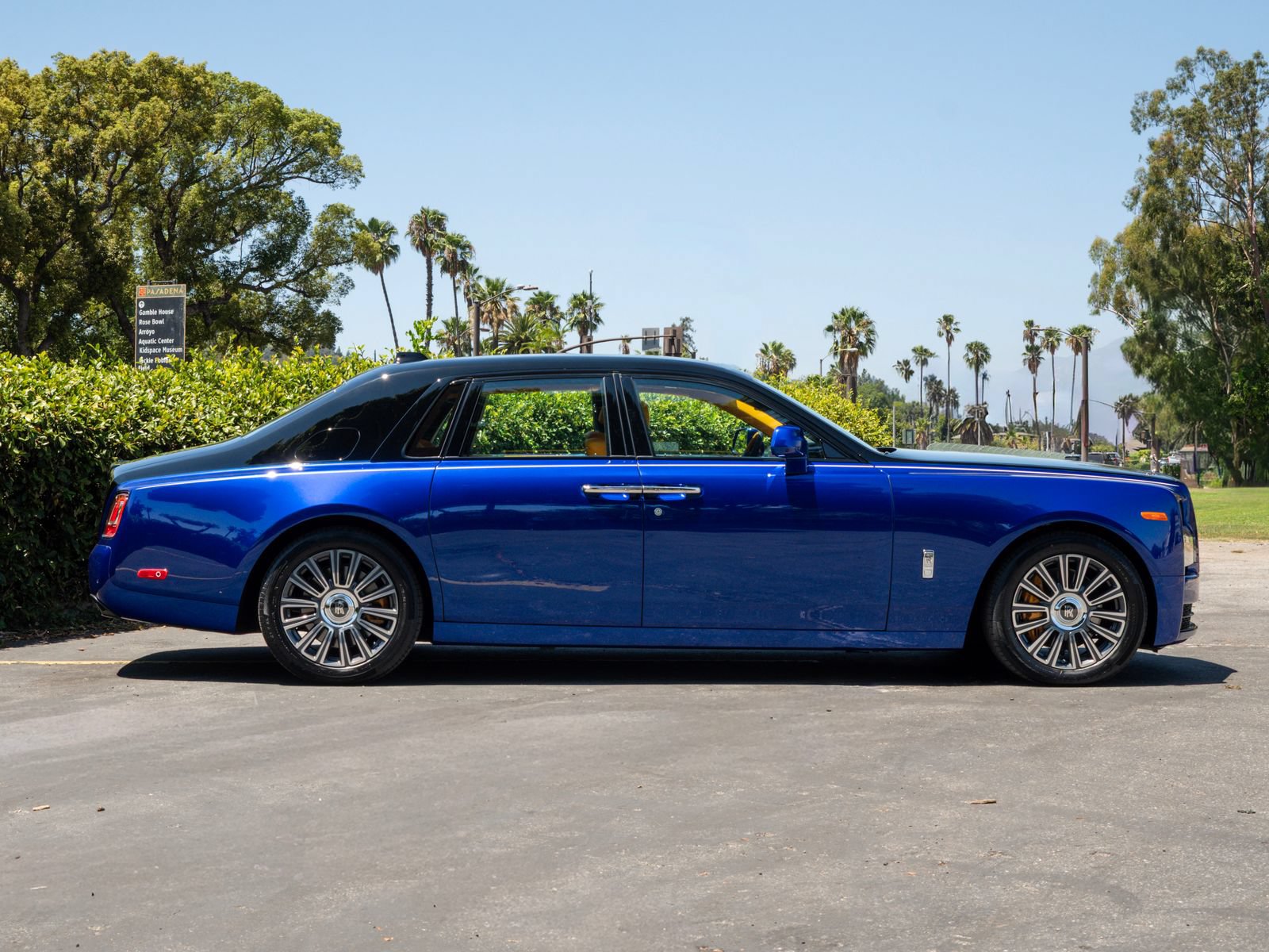 New 2027 Rolls-Royce Phantom Sedan RWD image 3