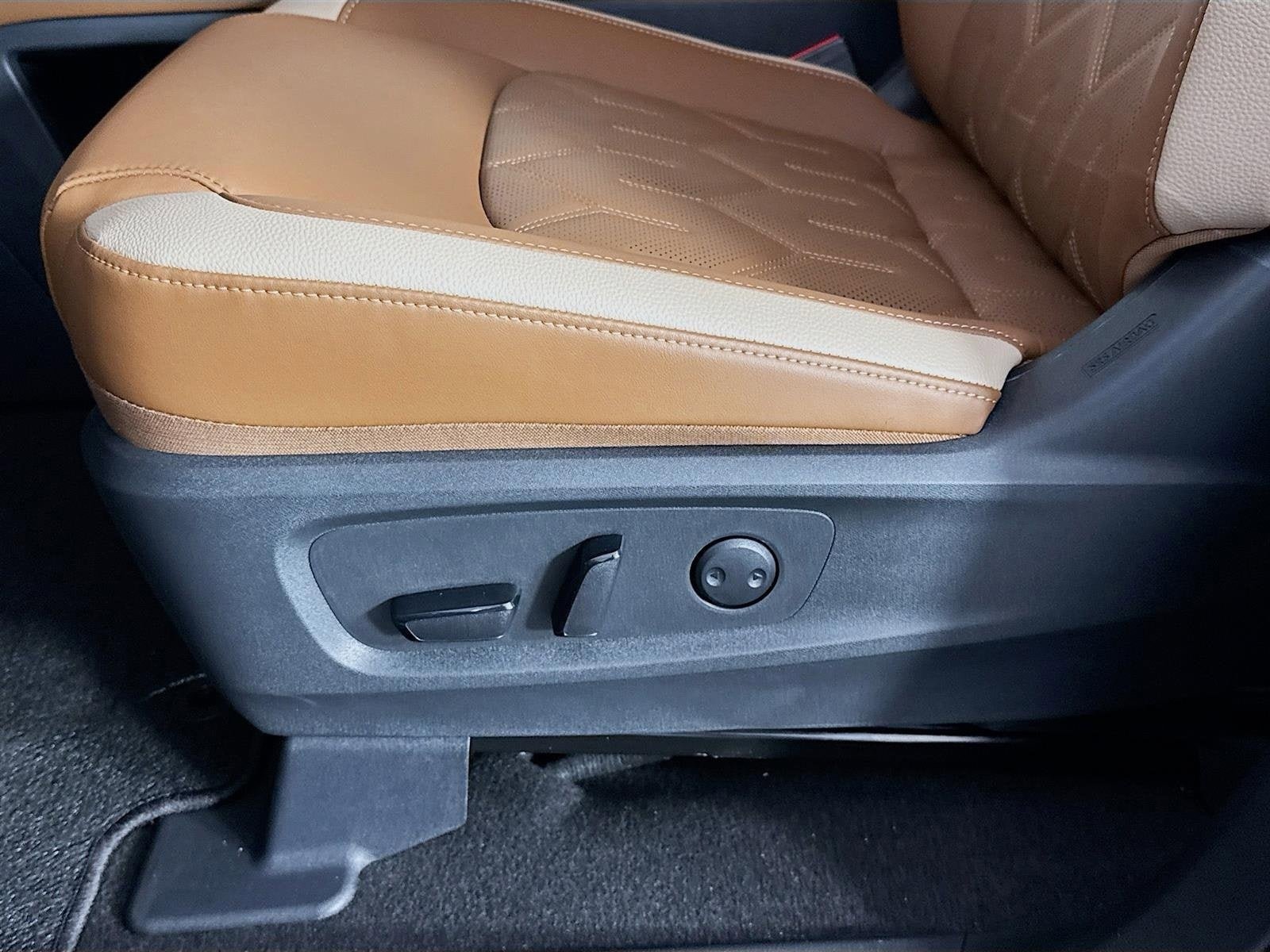 New 2026 Nissan Pathfinder Platinum w/ Cargo Package FWD image 20