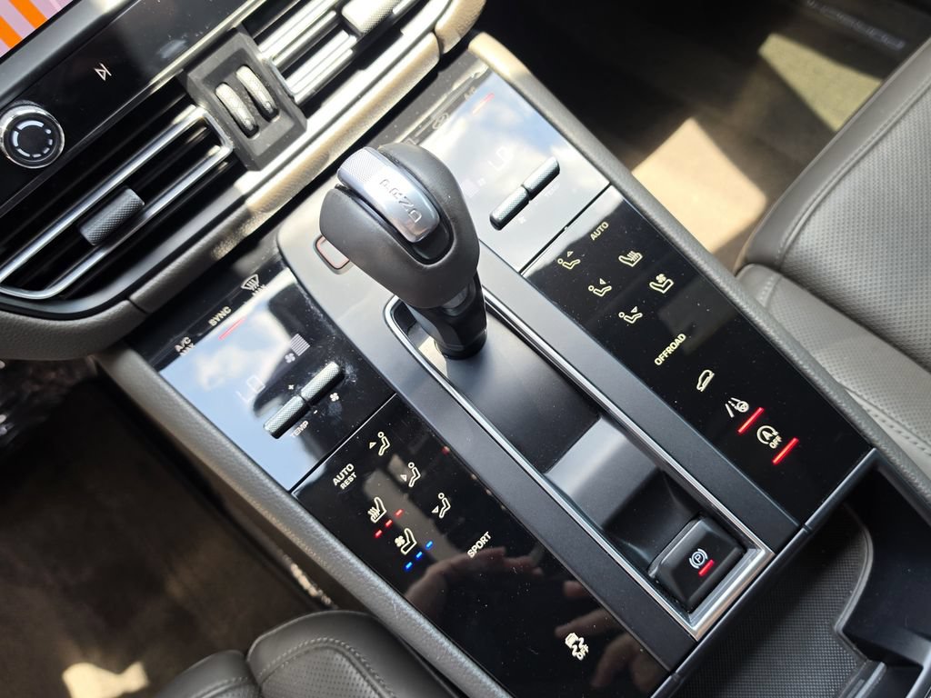 Certified 2023 Porsche Macan AWD/4WD image 24
