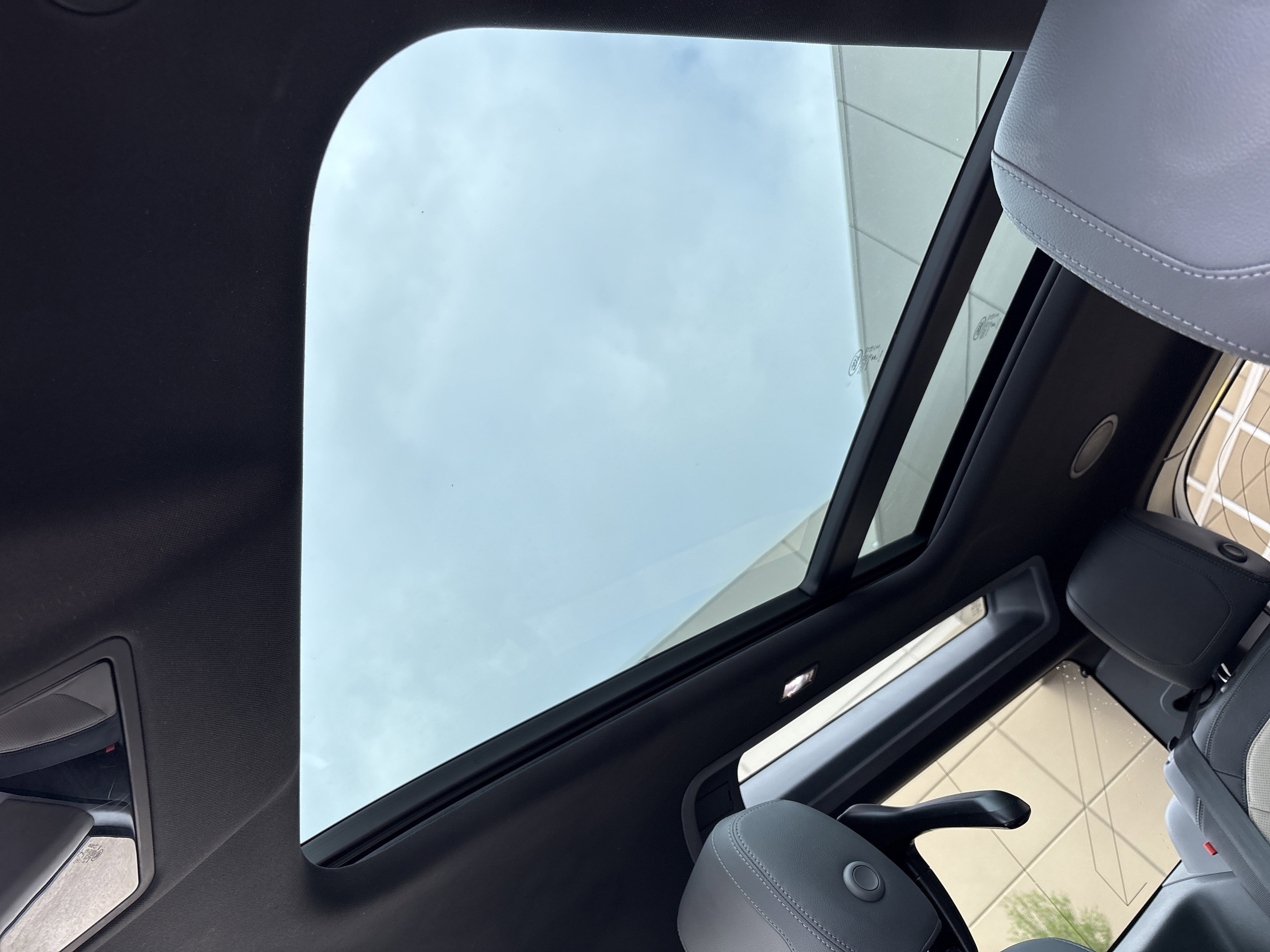 Used 2023 Land Rover Defender 90 X-Dynamic SE AWD/4WD image 32