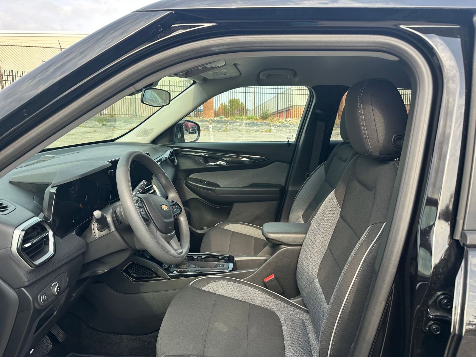 Used 2025 Chevrolet TrailBlazer LT image 24