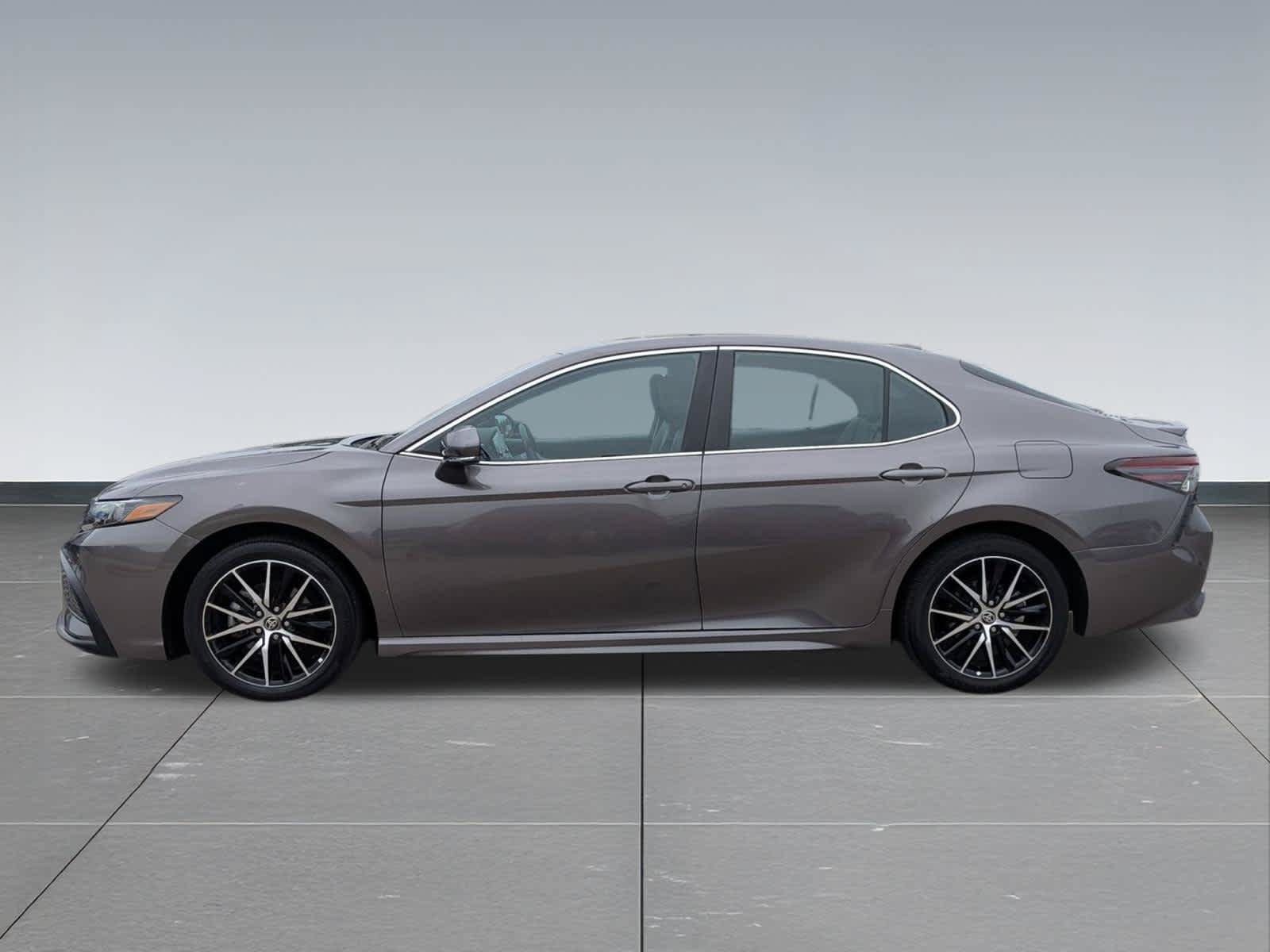 Used 2023 Toyota Camry SE w/ Cold Weather Package FWD image 3