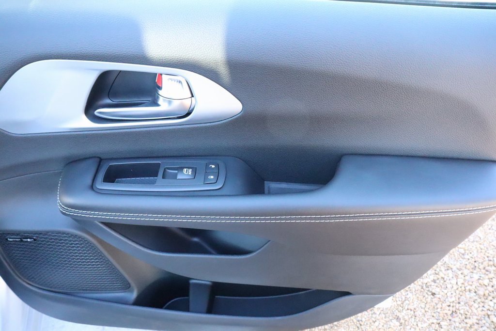 New 2026 Chrysler Pacifica Limited w/ Uconnect Theater Family Group image 20