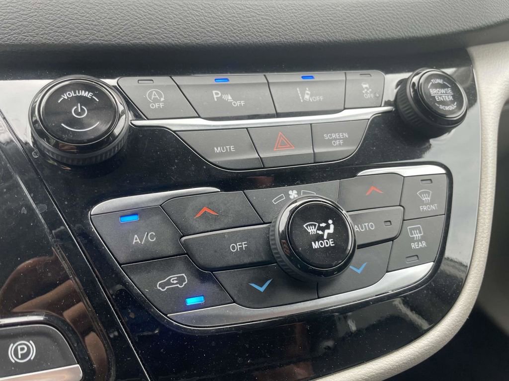 Used 2024 Chrysler Pacifica Touring-L image 37