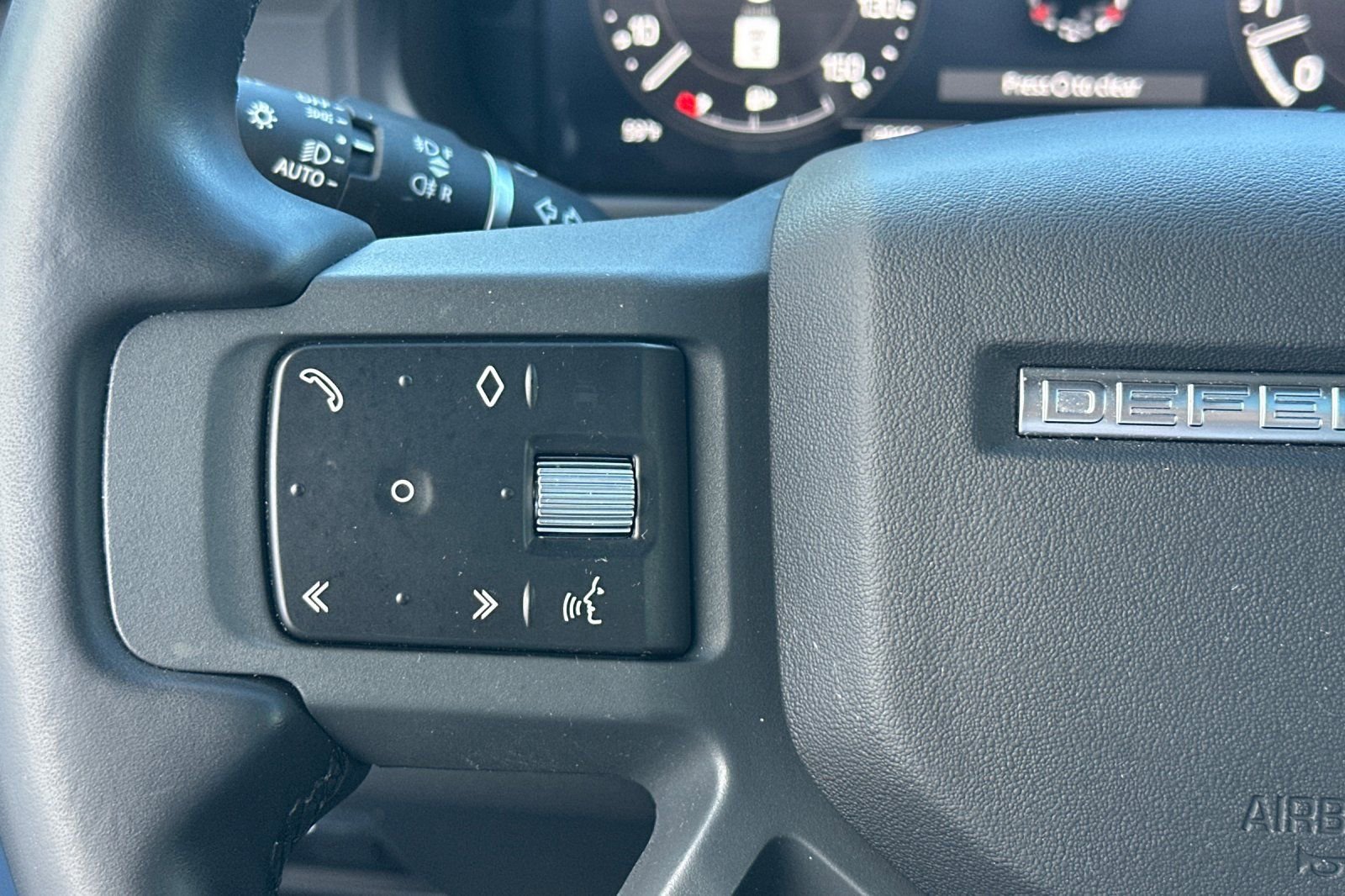 Used 2023 Land Rover Defender 110 X-Dynamic SE image 30