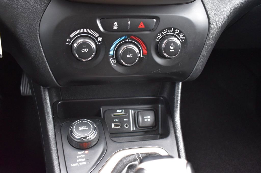 Used 2016 Jeep Cherokee Sport image 31