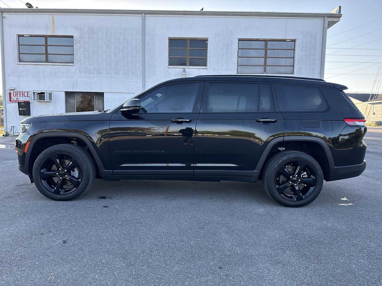 Used 2023 Jeep Grand Cherokee L Limited w/ Black Appearance Package image 3