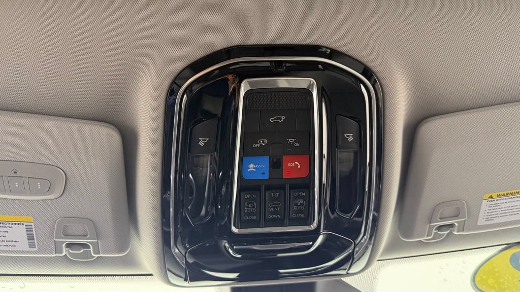Used 2022 Jeep Grand Cherokee Overland w/ Luxury Tech Group IV AWD/4WD image 25