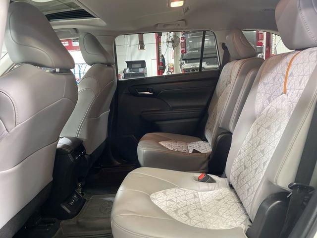 Used 2023 Toyota Highlander Bronze Edition AWD/4WD image 23