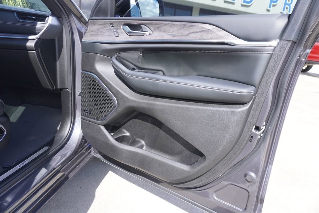 Used 2023 Jeep Grand Cherokee Overland w/ Luxury Tech Group IV AWD/4WD image 26