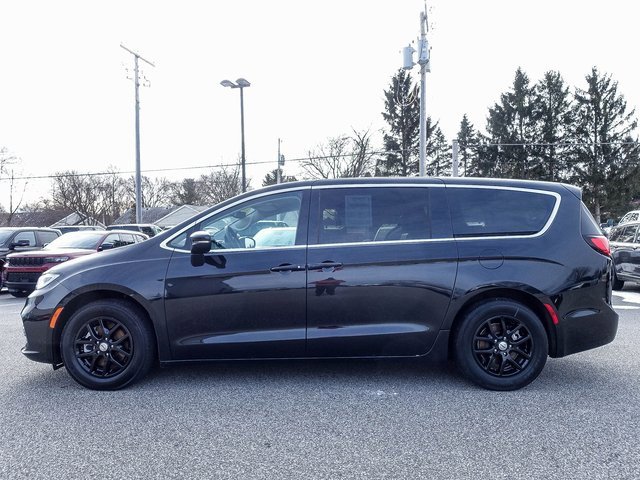 Used 2023 Chrysler Pacifica Touring-L image 11