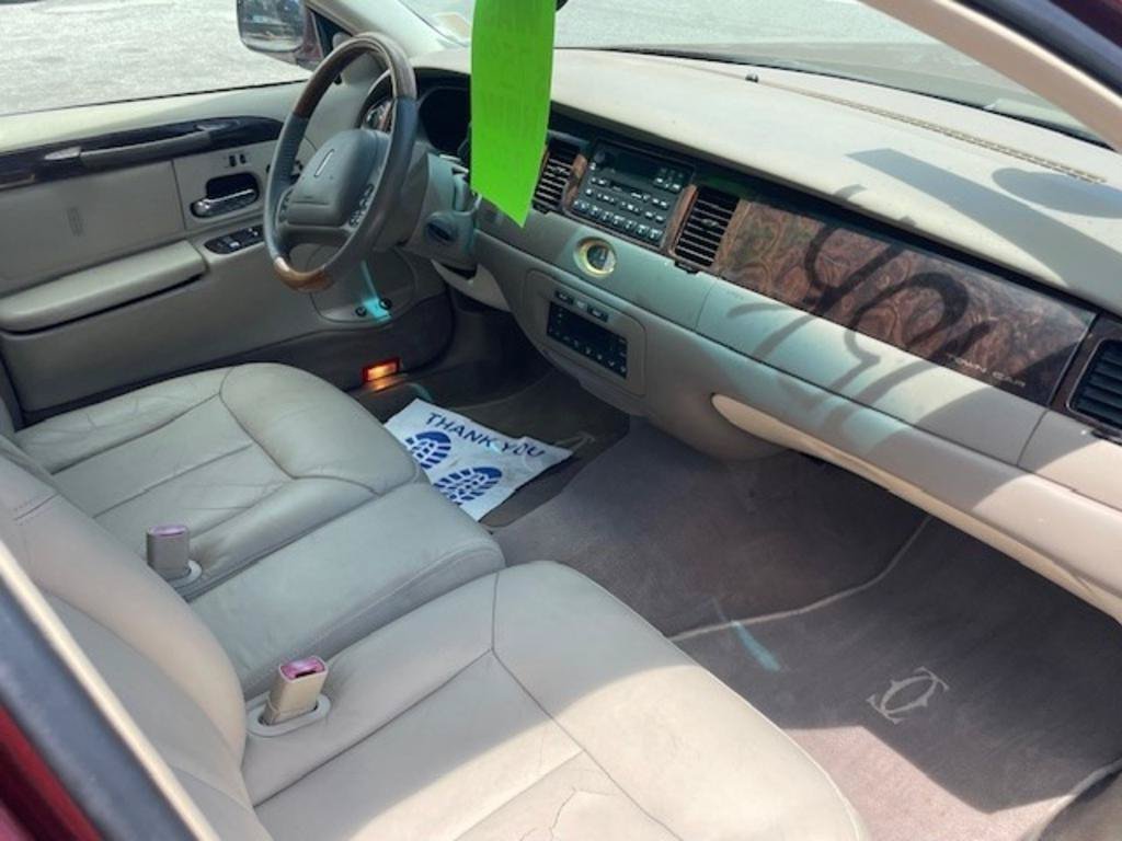 Used 2000 Lincoln Town Car Cartier RWD image 12