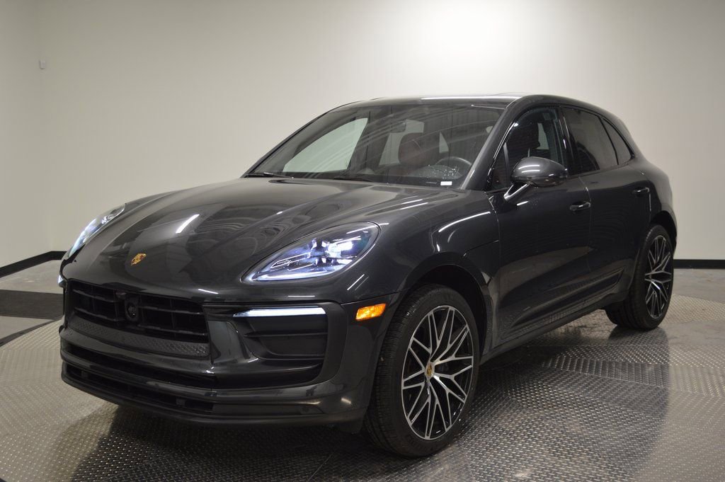 Certified 2025 Porsche Macan image 1