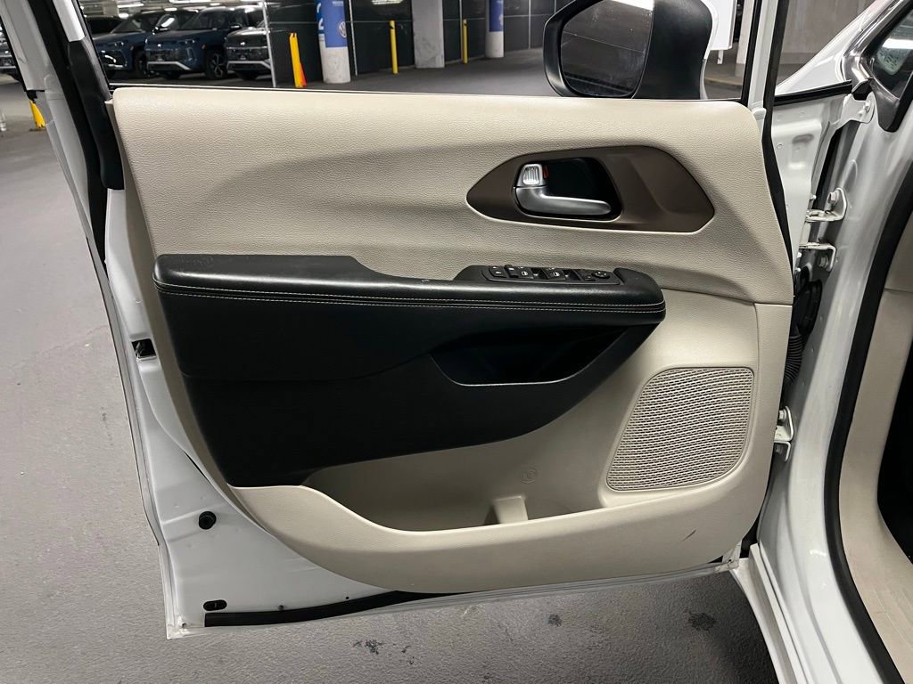 Used 2021 Chrysler Voyager Lxi image 17