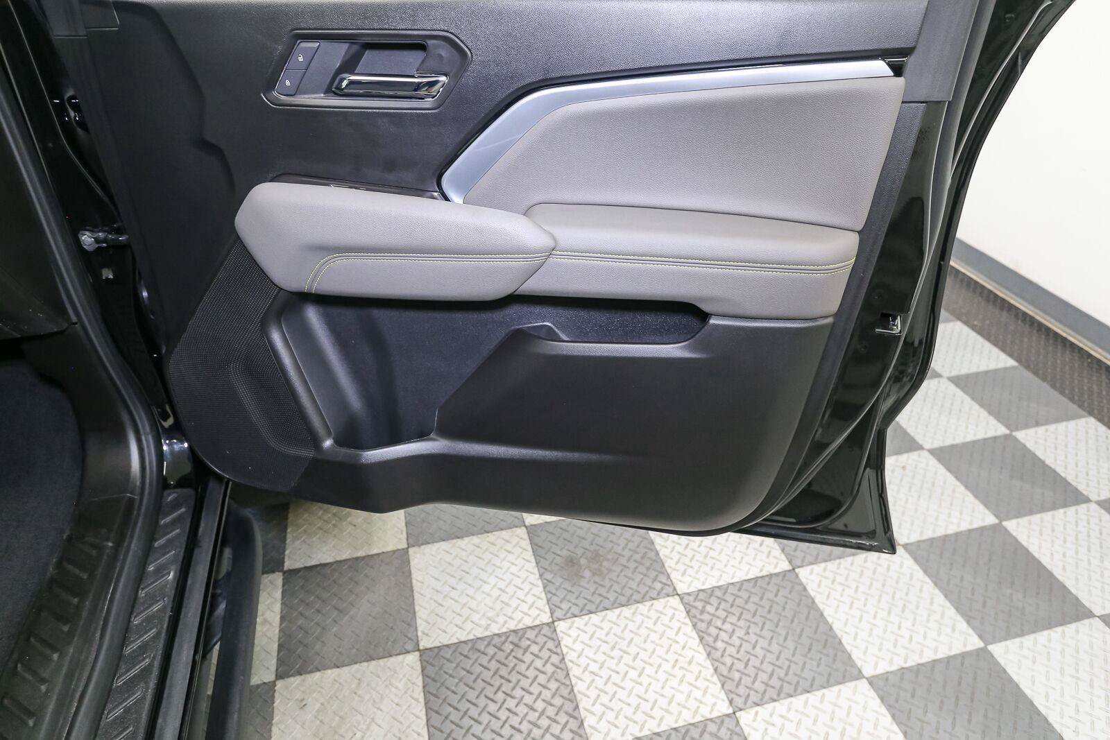 Used 2025 Chevrolet Colorado ZR2 w/ Technology Package AWD/4WD image 19