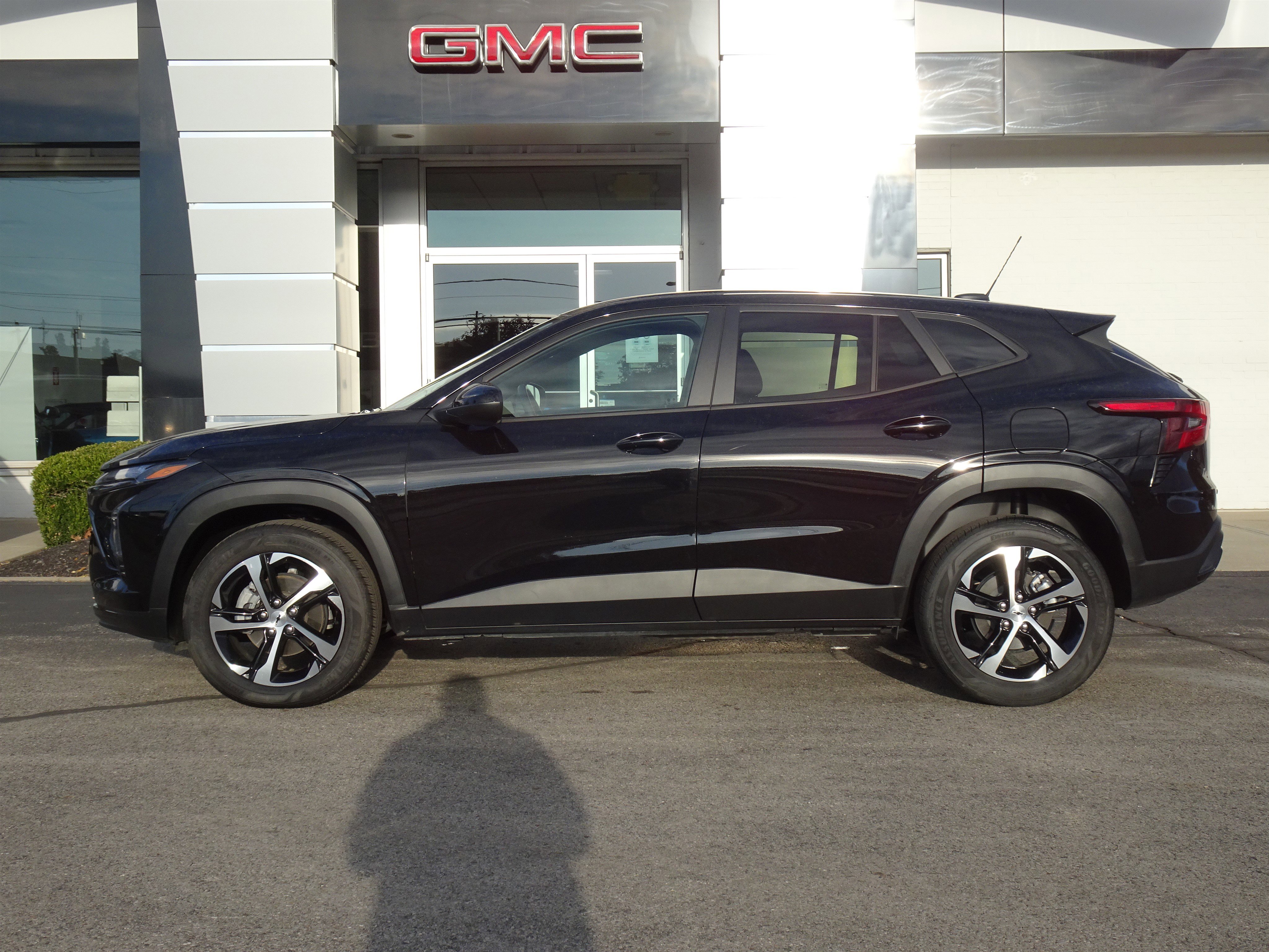 Used 2025 Chevrolet Trax RS image 2