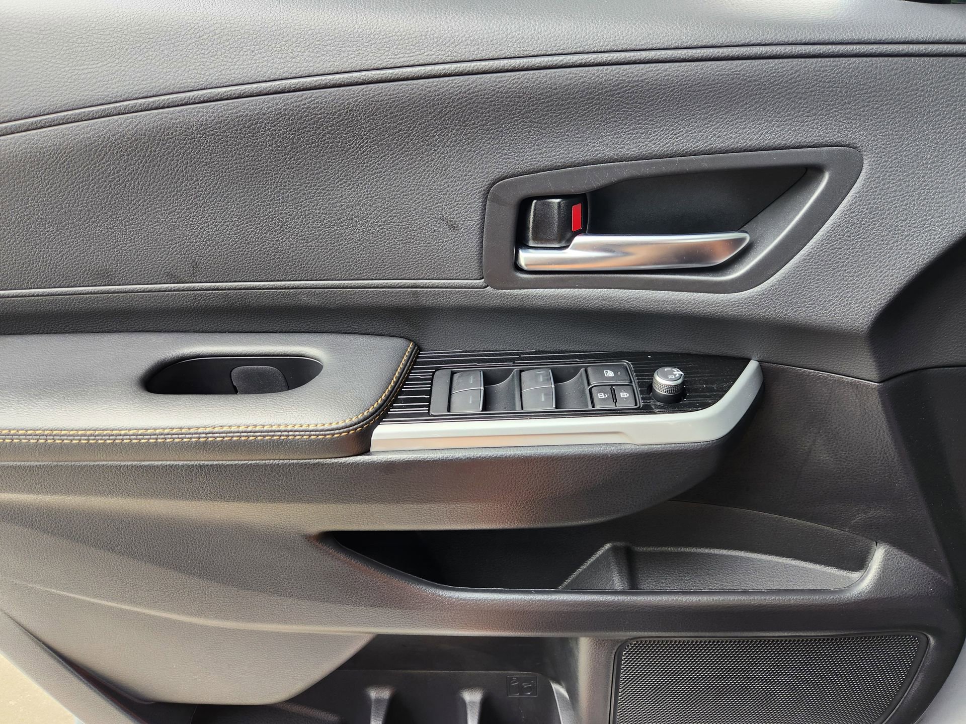 Used 2025 Toyota Sienna XLE Woodland Edition image 24