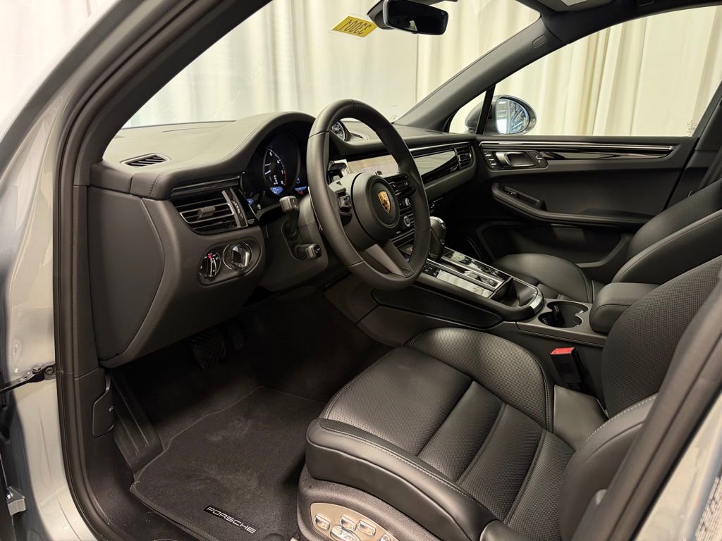 Certified 2026 Porsche Macan Turbo AWD/4WD image 4