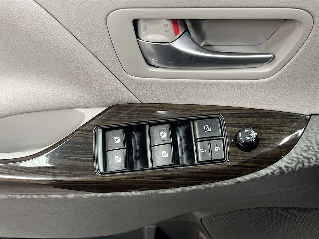 Used 2017 Toyota Sienna XLE image 17