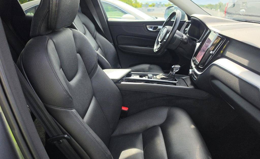 Used 2021 Volvo XC60 T5 Momentum w/ Premium Package AWD/4WD image 16