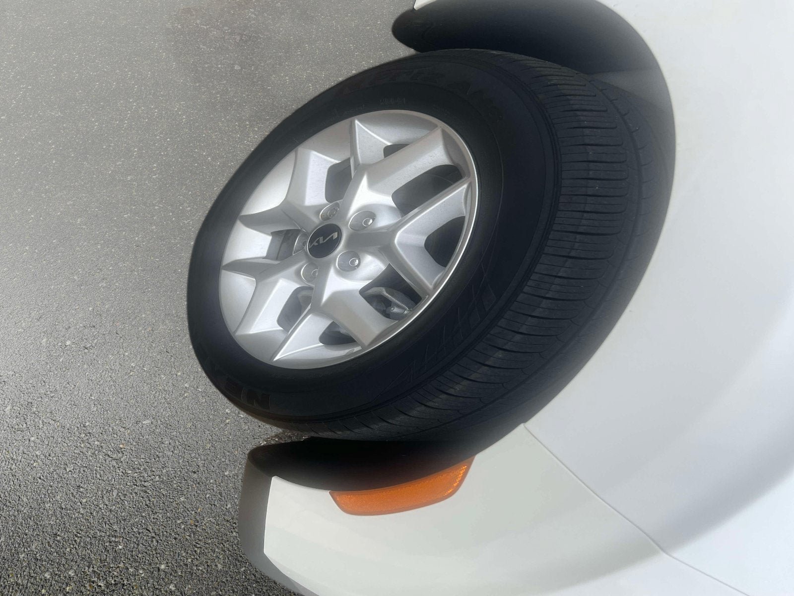 Certified 2025 Kia Soul LX w/ LX Technology Package FWD image 4