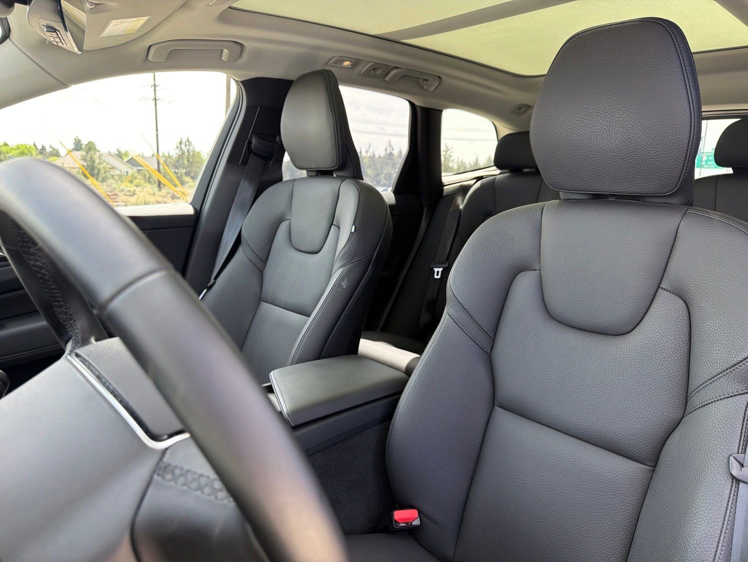 Used 2025 Volvo XC60 B5 Plus AWD/4WD image 18
