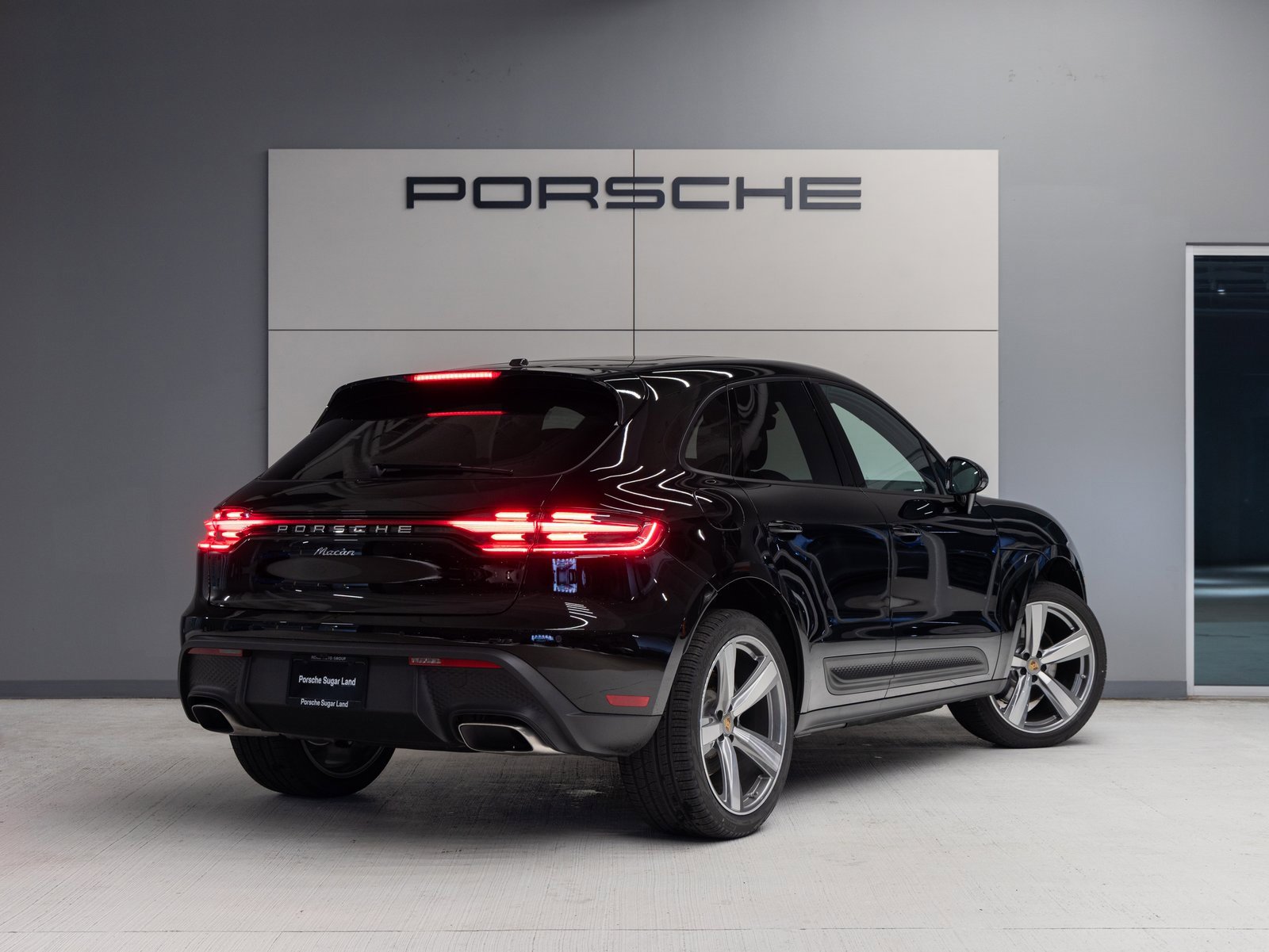 Used 2025 Porsche Macan image 7