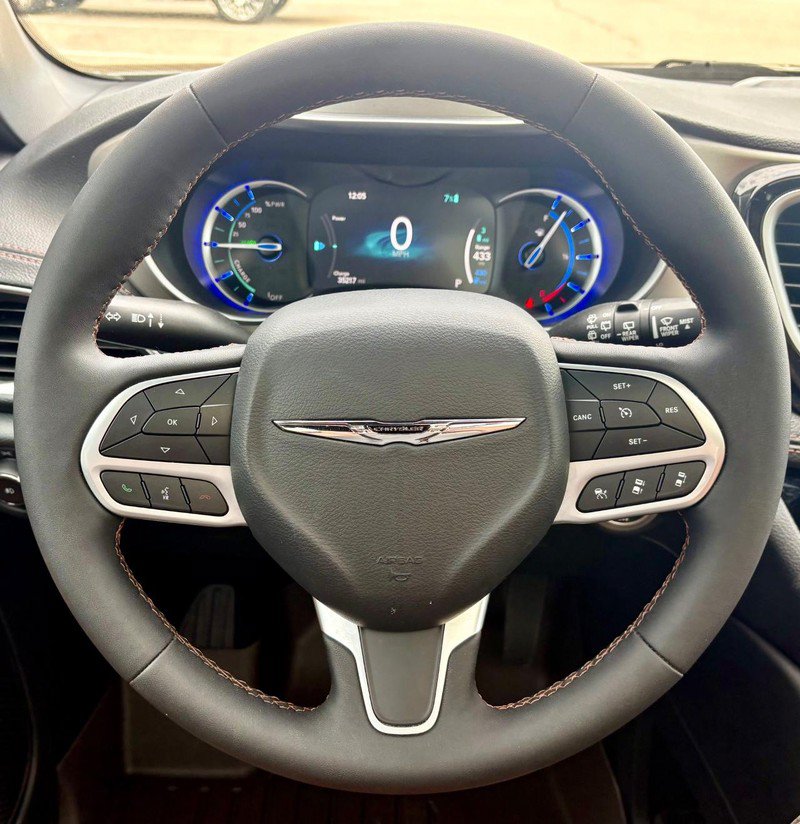 Used 2025 Chrysler Pacifica Pinnacle FWD image 22
