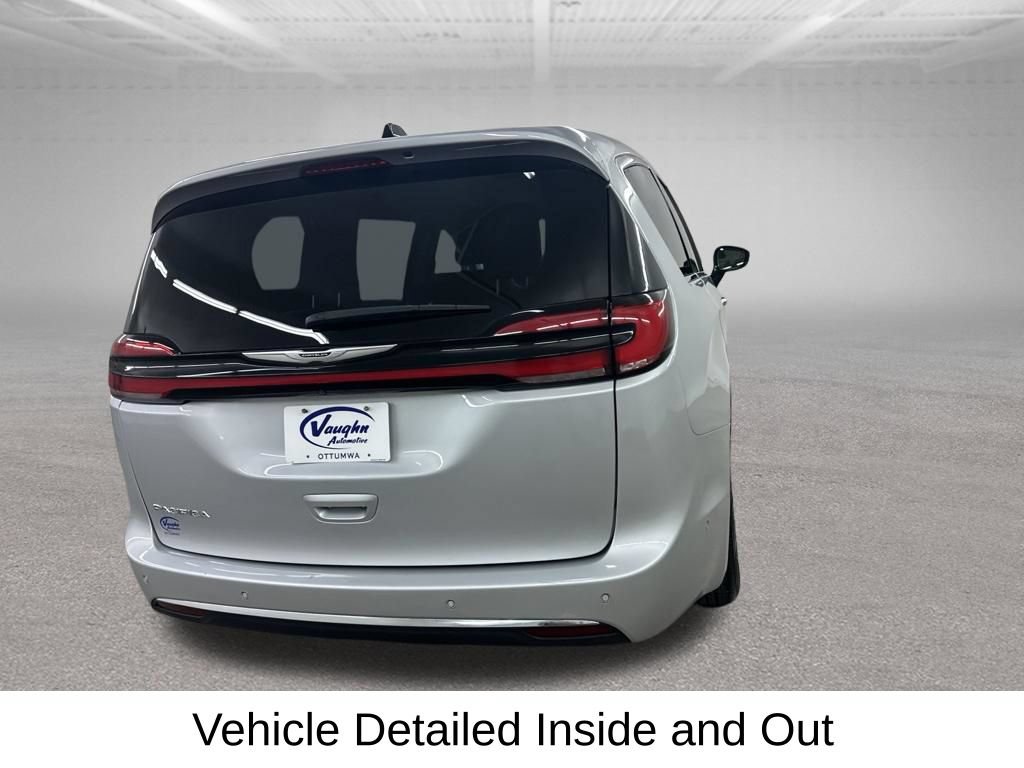 Used 2024 Chrysler Pacifica Touring-L FWD image 13